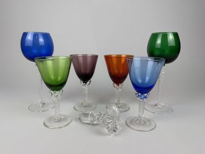 Partie de service de quatre verres tulipes en verre teinté b…