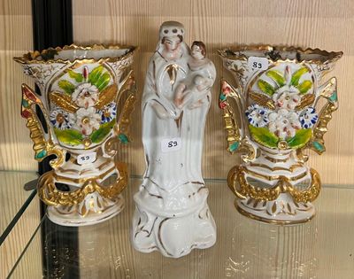 trois vases posés sur une étagère en verre