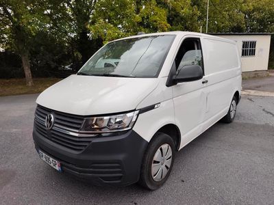 la camionnette blanche est garée sur le parking à l'extérieur du bâtiment
