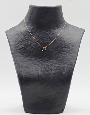 un mannequin noir portant un collier en or