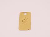 un gros plan sur une coque de téléphone dorée ornée d'un smiley