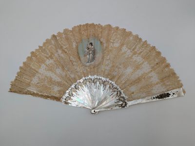 Un éventail à 16 brins en nacre à décor ajouré, la feuille e…