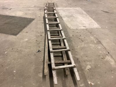 une longue échelle posée par terre