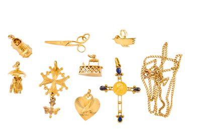 de nombreux types de bijoux en or sur fond blanc
