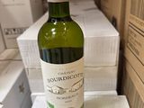une bouteille de vin posée sur une table