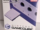 une boîte sur laquelle est posé un GameCube, posée sur une table