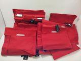 de nombreux sacs rouges posés sur une table blanche