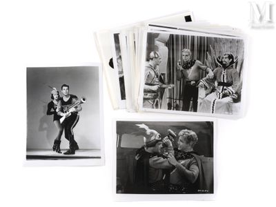 quatre photographies en noir et blanc représentant un homme et une femme en train de danser