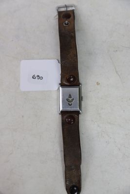 une montre posée sur une table, avec une étiquette de prix