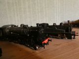 un petit train miniature posé sur une table en bois