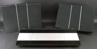 trois haut-parleurs noirs et blancs posés sur une table