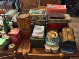 une table sur laquelle sont posés de nombreux cartons et assiettes