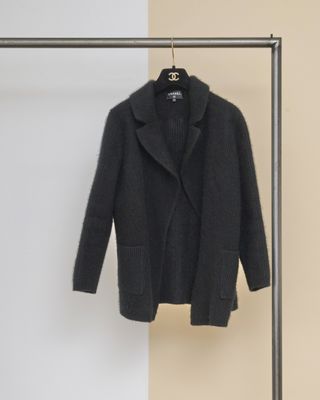 un manteau suspendu à un portant devant un mur blanc