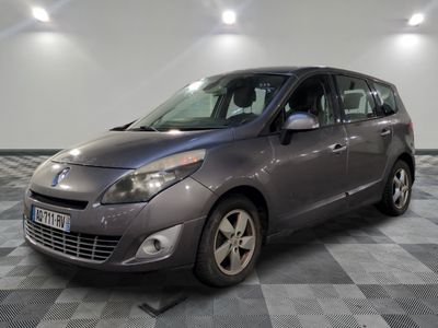 la photo d'une voiture grise garée dans un garage