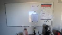 A l'extérieur, dans un Algeco: un lot de mobilier de bureau … (photo 5)