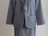 une image d'une robe et d'une veste de femme sur un mannequin