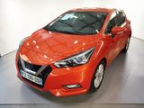 un gros plan d'une voiture rouge garée dans un garage