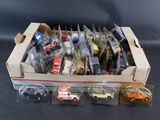 une boîte contenant un assortiment de petites voitures posée sur une table