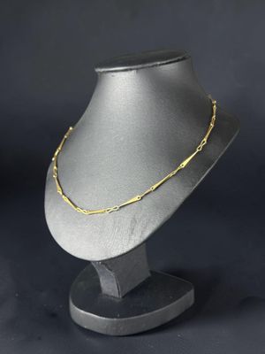 un collier à chaîne en or sur une tête de mannequin