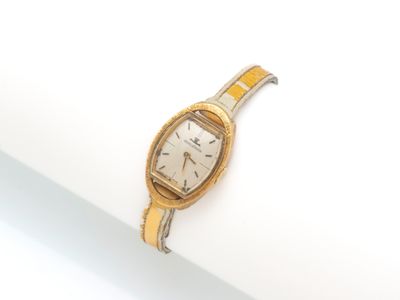 une photo d'une montre-bracelet posée sur une surface blanche