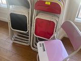 un grand nombre de chaises dans une pièce