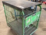 une cage métallique contenant une boîte verte