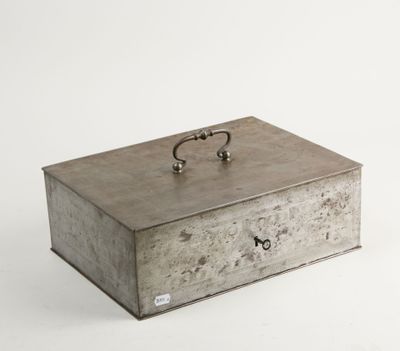 Coffre rectangulaire en métal , intérieur laqué rouge (clé)