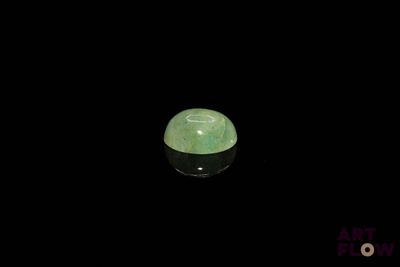 l'image d'un objet vert et noir dans l'obscurité