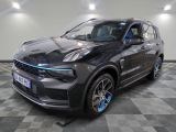 un 4x4 noir garé sur un sol en damier dans un garage