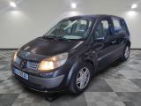 la photo d'une petite voiture noire garée dans un garage