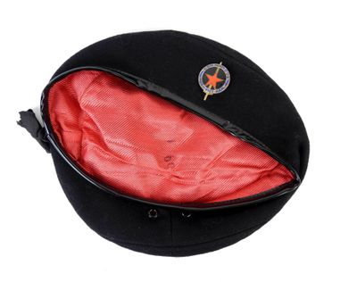 un chapeau noir doublé de rouge et orné d'une étoile
