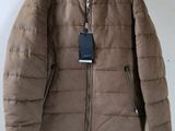 La veste est accrochée au mur, avec une étiquette attachée dessus.