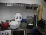 beaucoup d'assiettes et de bols sur le comptoir de la cuisine