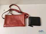un sac à main et un portefeuille en cuir posés l'un à côté de l'autre sur une table