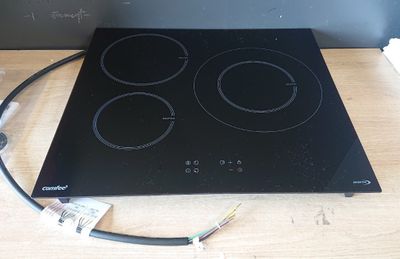 une photo d'une plaque de cuisson noire équipée de trois feux