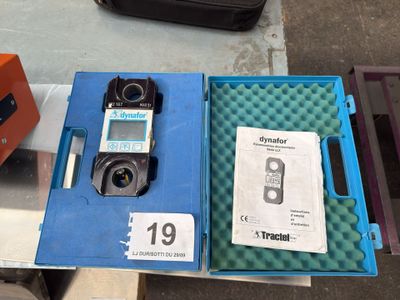une boîte avec un téléphone portable à l'intérieur sur une table