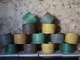 une pile de pots verts et jaunes posée sur une étagère