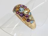 une image d'une bague en or ornée de pierres multicolores