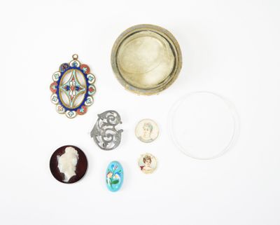 un assortiment d'articles variés, notamment des broches, des boutons et d'autres objets