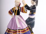 une figurine représentant un homme et une femme en train de danser