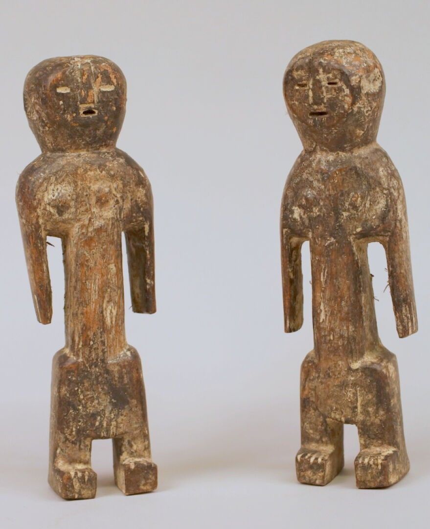 EWE Togo : deux statuettes jumeaux en bois exotique enduit de kaolin. Première moitié du XX° siècle. Hauteur : 22 cm