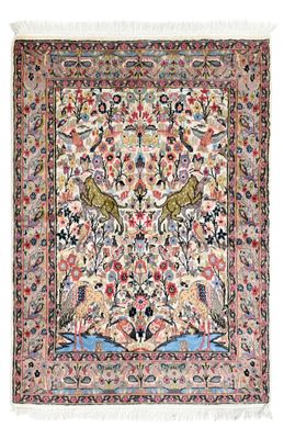 un tapis persan ancien orné d'oiseaux et de fleurs
