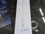 une boîte de télécommandes Wii posée sur une table en verre