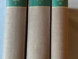 trois livres posés sur une table l'un à côté de l'autre