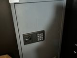 un coffre-fort dans un coin de la pièce