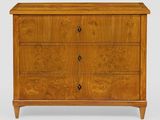 une commode en bois avec trois tiroirs de chaque côté