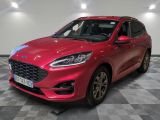 une Ford Fiesta rouge garée sur un sol à damier