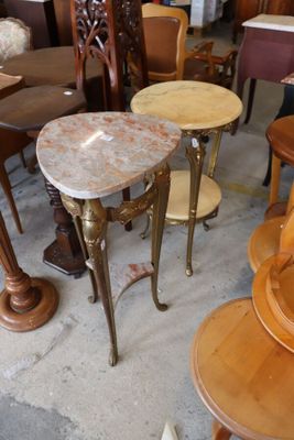 many tables and chairs that are sitting in a room