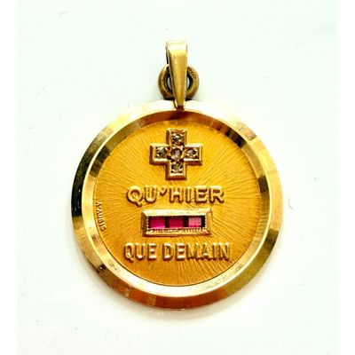 l'image d'une médaille d'or ornée d'une croix