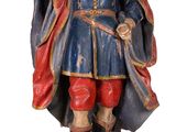 statue d'un homme vêtu d'un manteau bleu et d'un pantalon rouge, tenant une épée